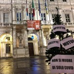 Mascherine Tricolori alberi di Natale e cartelli fuori ai Comuni in tutta Italia